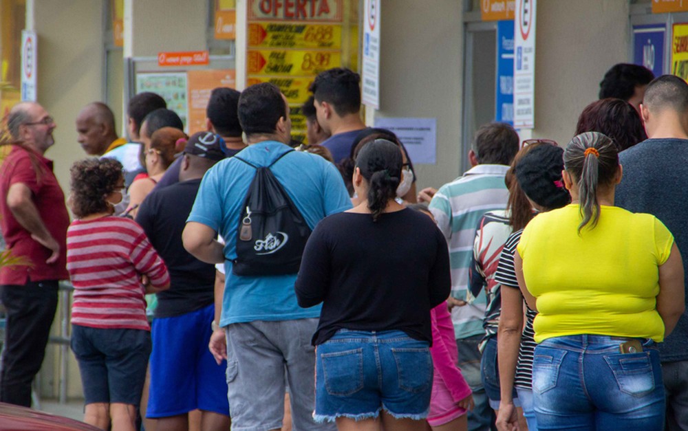 Confiança do consumidor desaba em abril e atinge menor nível desde 2005, aponta FGV