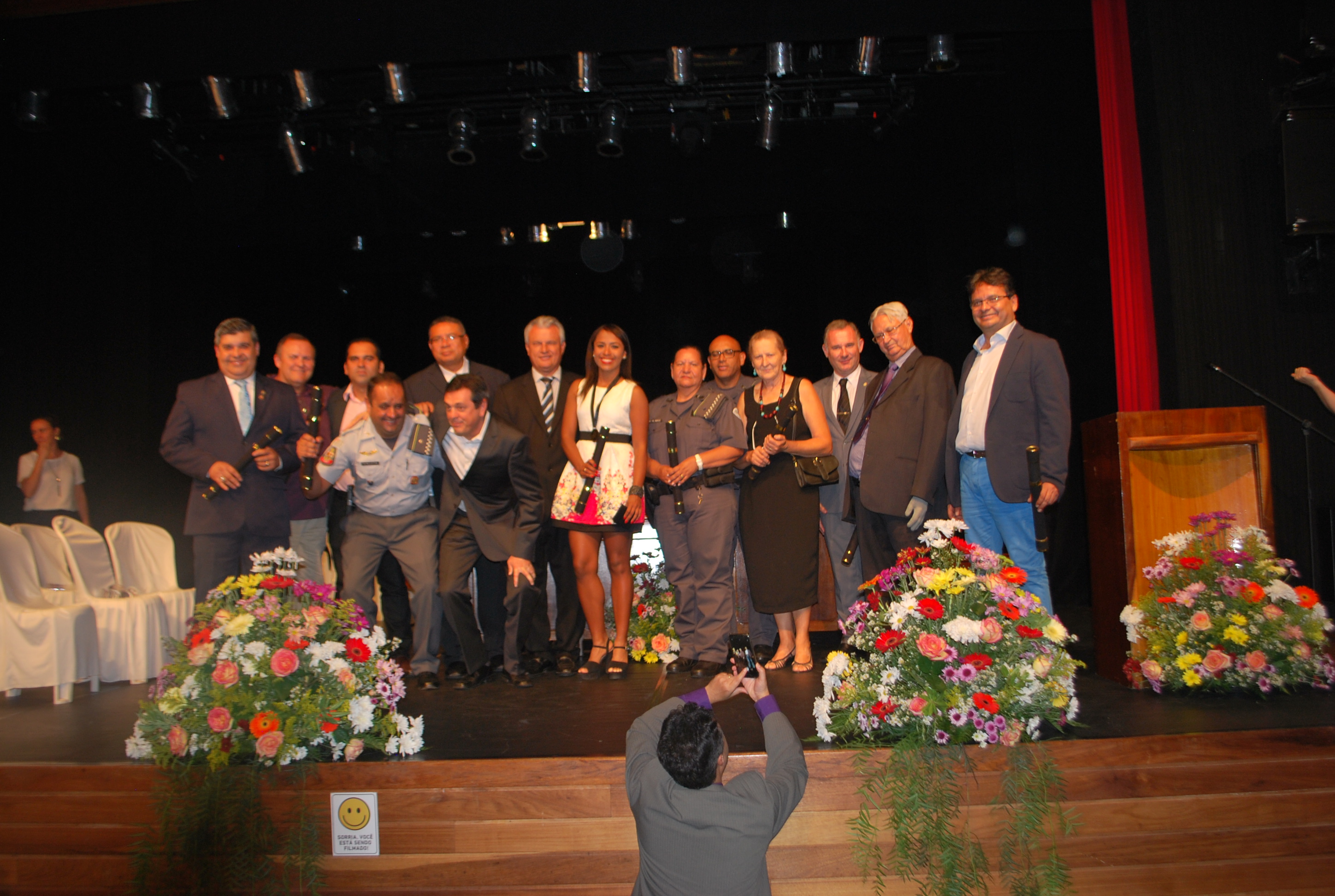 Emoção e lágrimas marcam entrega de títulos de cidadania no Teatro Dona Zenaide