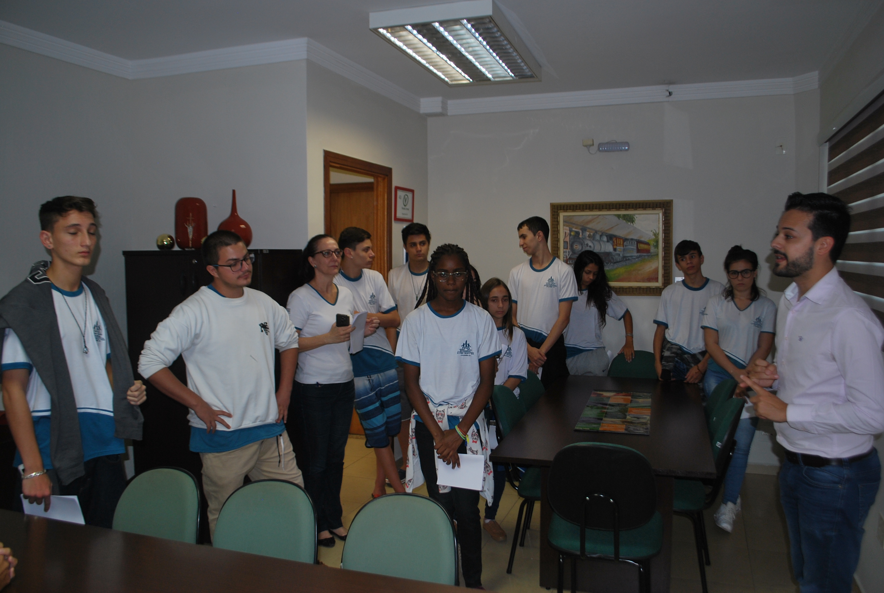 A convite do vereador David Hilário Neto, alunos da escola Celso Henrique Tozzi visitam a Câmara