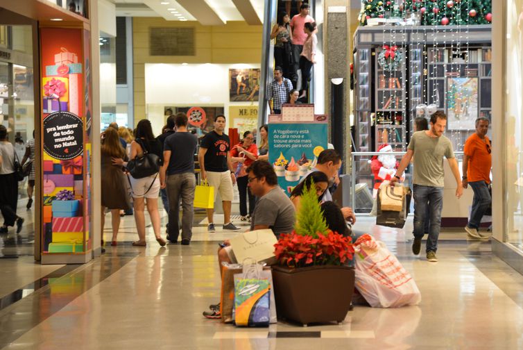 Vendas do comércio caem 0,6% de abril para maio