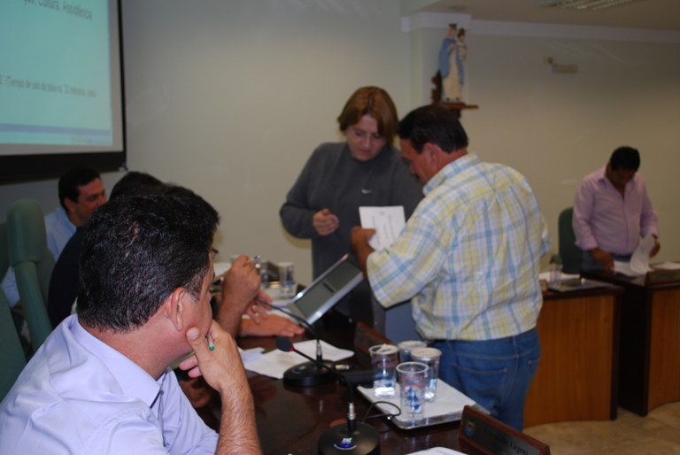 Vereadores concedem títulos de cidadão e benemérito