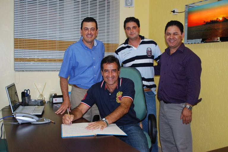 Mesa diretora assina termo de posse