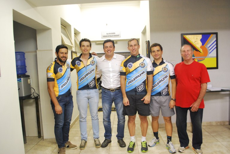 Ciclistas ganham título e recebem moção da Câmara