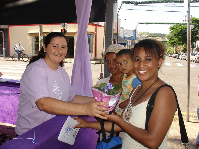 Nalva homenageia mulheres em praça pública