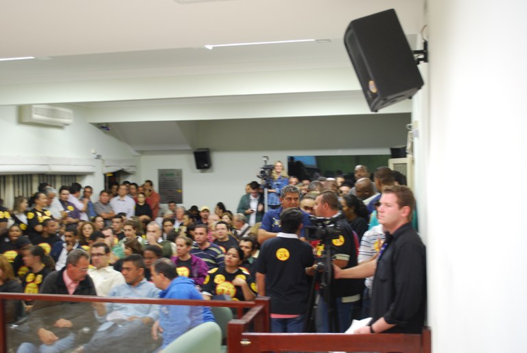 Câmara dividida vota contas do Ex Prefeito Gustavo Reis