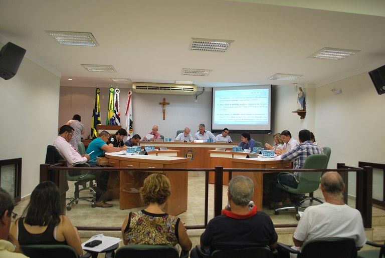 Aumento de 400% na taxa de lixo provoca discussão entre os vereadores