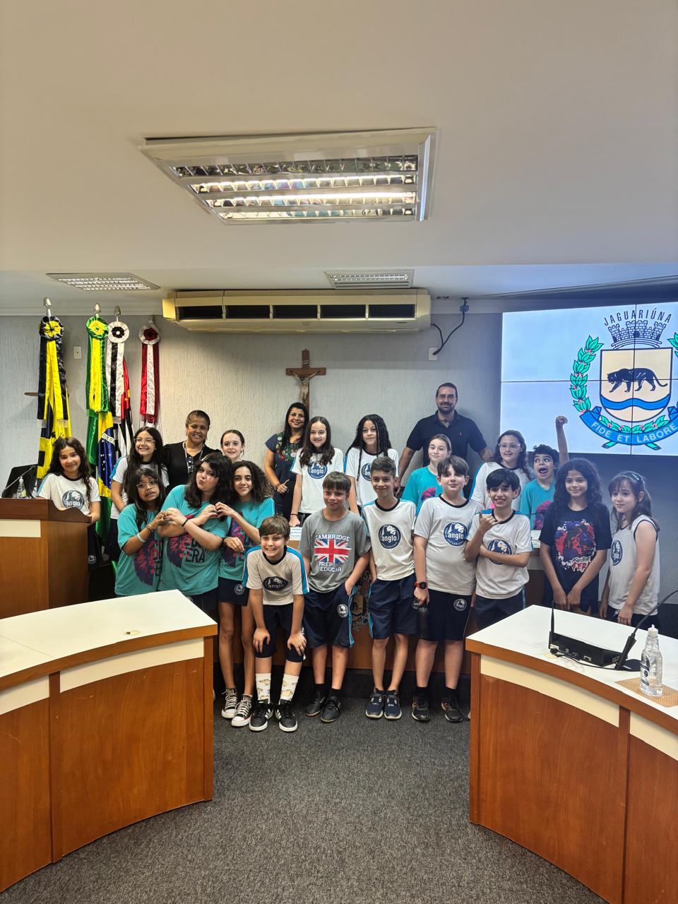 Alunos do Colégio Anglo de Jaguariúna visitam a Câmara Municipal