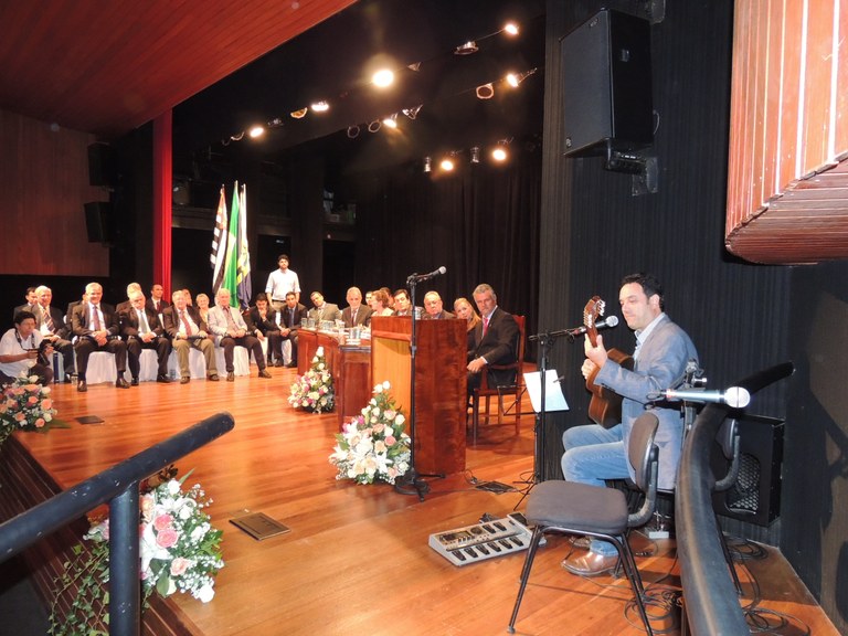 Sessão Solene entrega título de cidadão a 14 homenageados