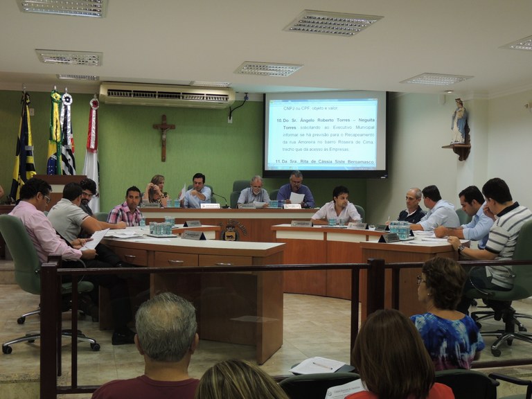 Vereadores votam projetos em regime de urgência