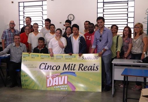 Davizinho repassa 5 mil arrecadado no carnaval para a APAE