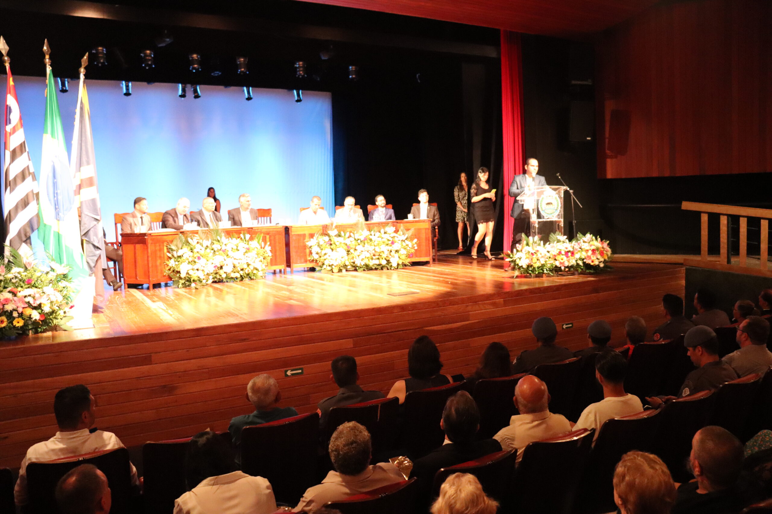 Sessão solene para entrega de títulos e medalhas acontece nesta quarta-feira (29), no Teatro Dona Zenaide