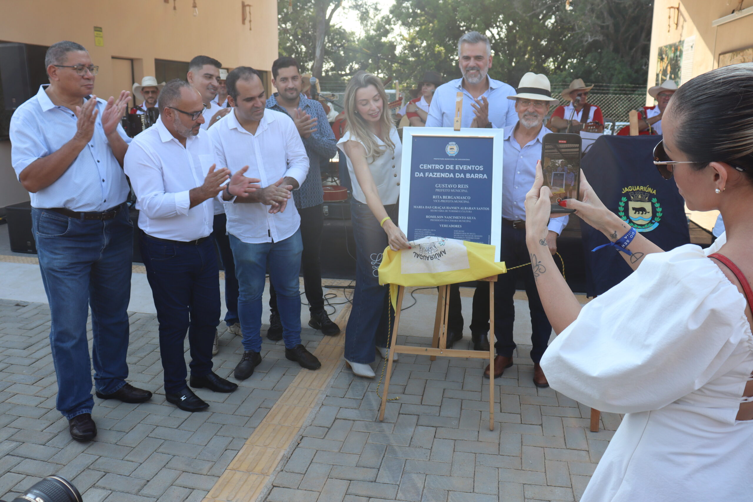 Vereadores prestigiam inauguração do Centro de Eventos da Fazenda da Barra