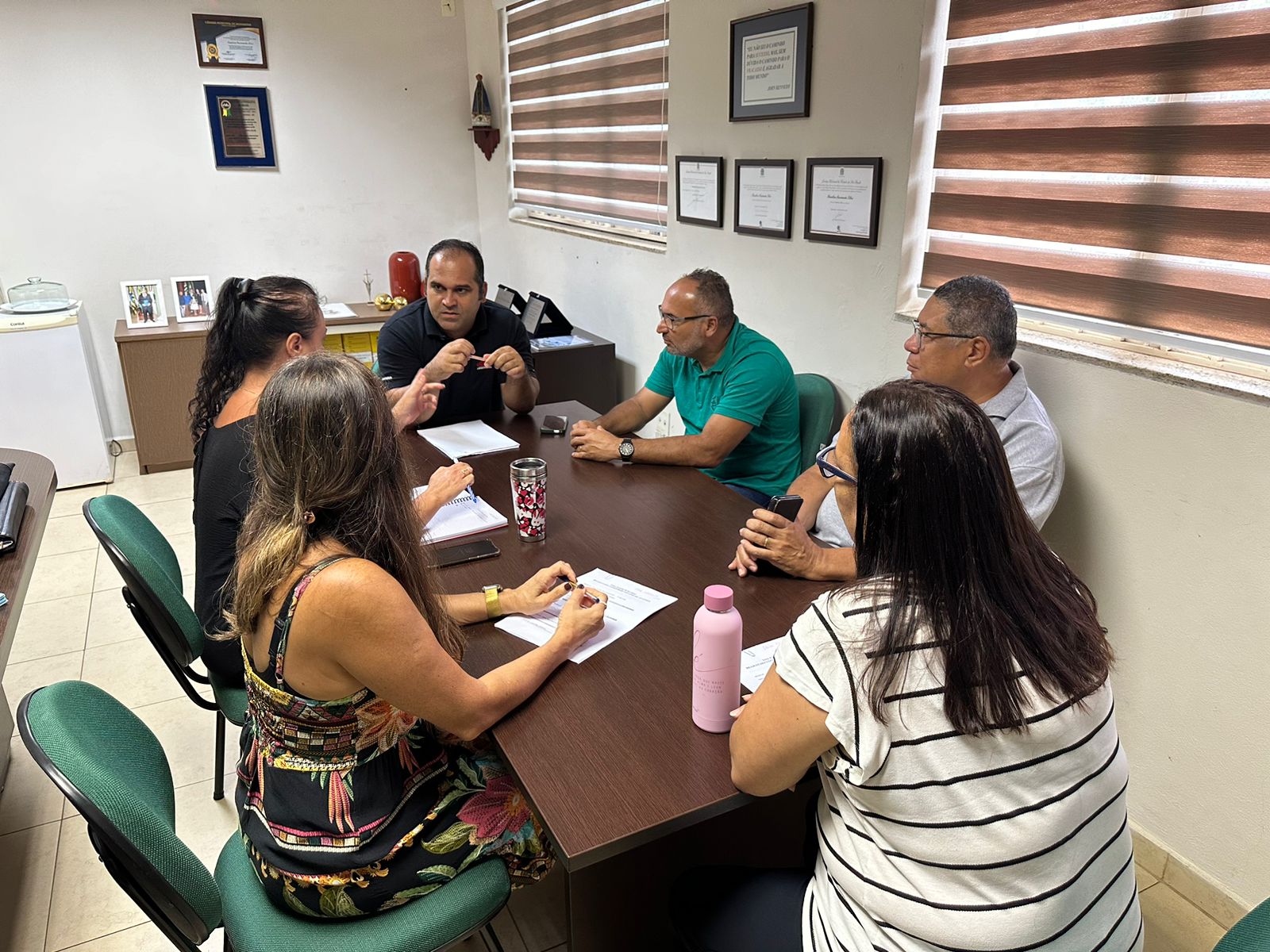 Presidente Romilson Silva e membros da Mesa Diretora se reúnem com diretores da Câmara Municipal, para discutir o planejamento para 2024