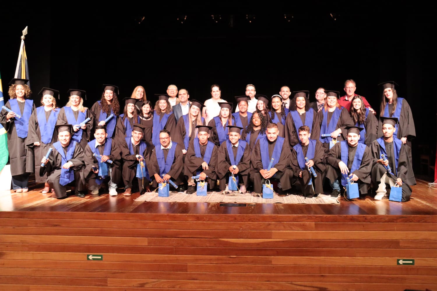 Formatura de alunos da Etec e Univesp é prestigiada por vereadores no Teatro Dona Zenaide