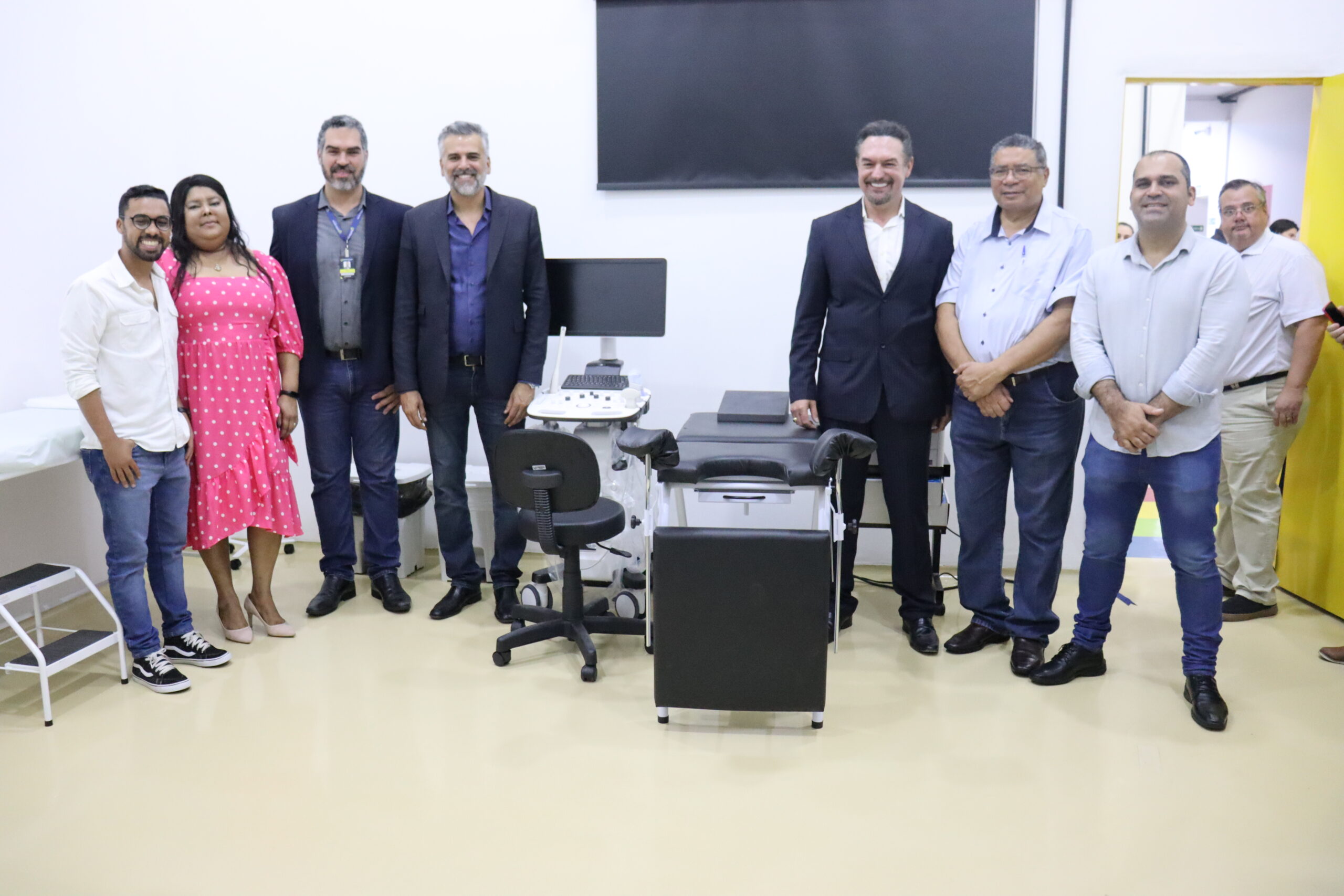 Vereadores prestigiam entrega de aparelho de ultrassom morfológico do Centro de Especialidades Médicas