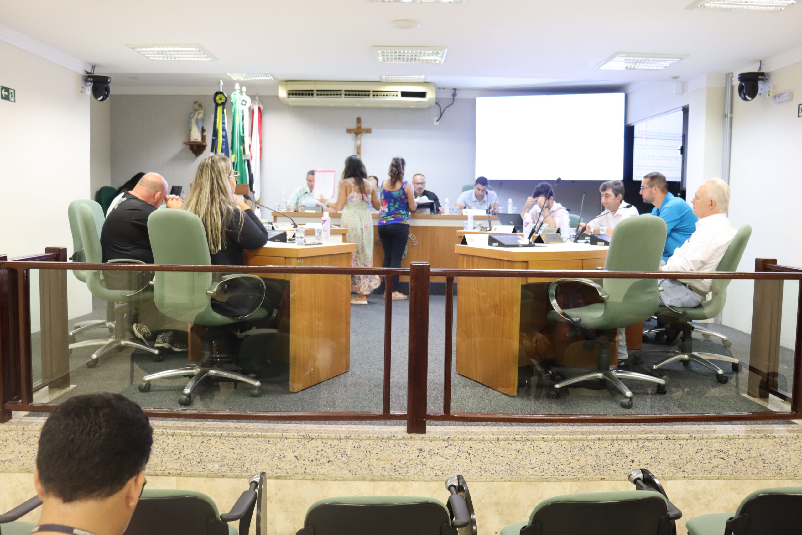 Treze projetos estão na pauta da 17ª sessão ordinária, nesta terça-feira (8)