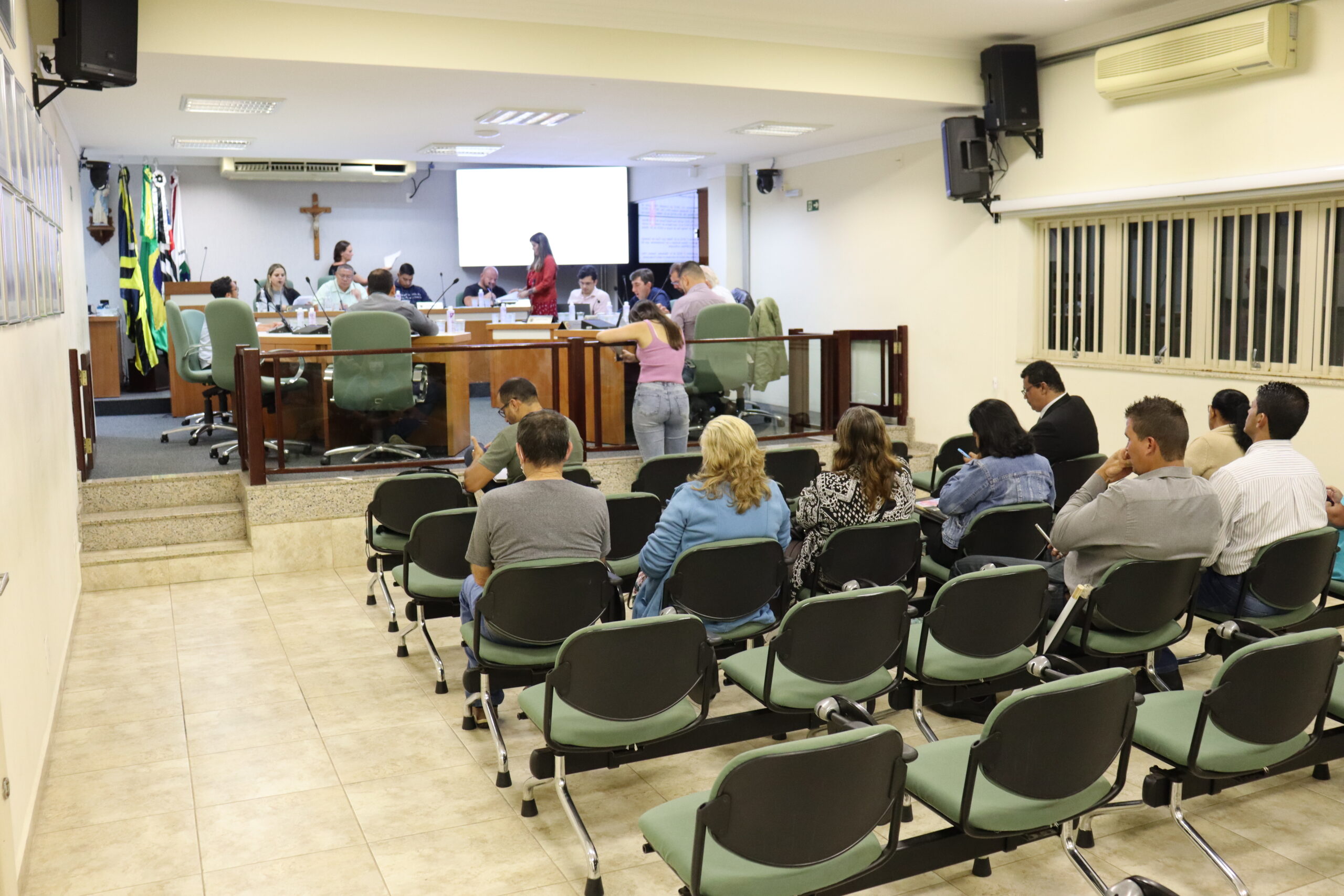 Quatro projetos e um substitutivo estão na pauta da 28ª sessão ordinária do ano, nesta terça-feira (6)