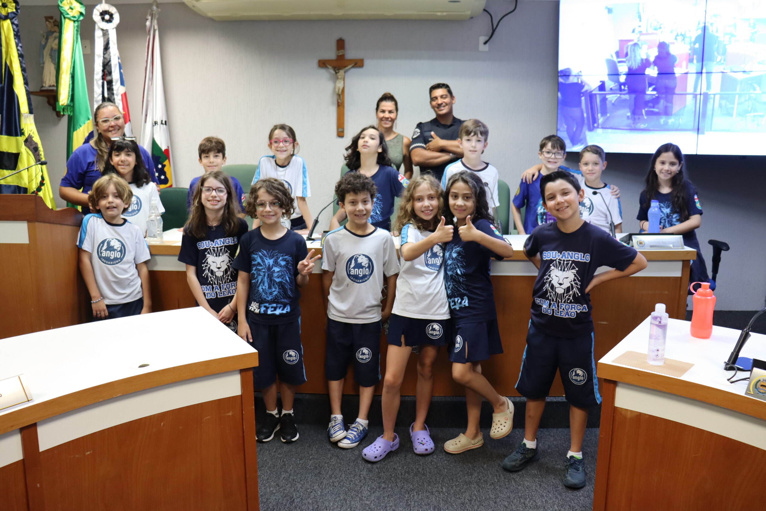 Alunos do colégio Anglo de Jaguariúna visitam a Câmara Municipal
