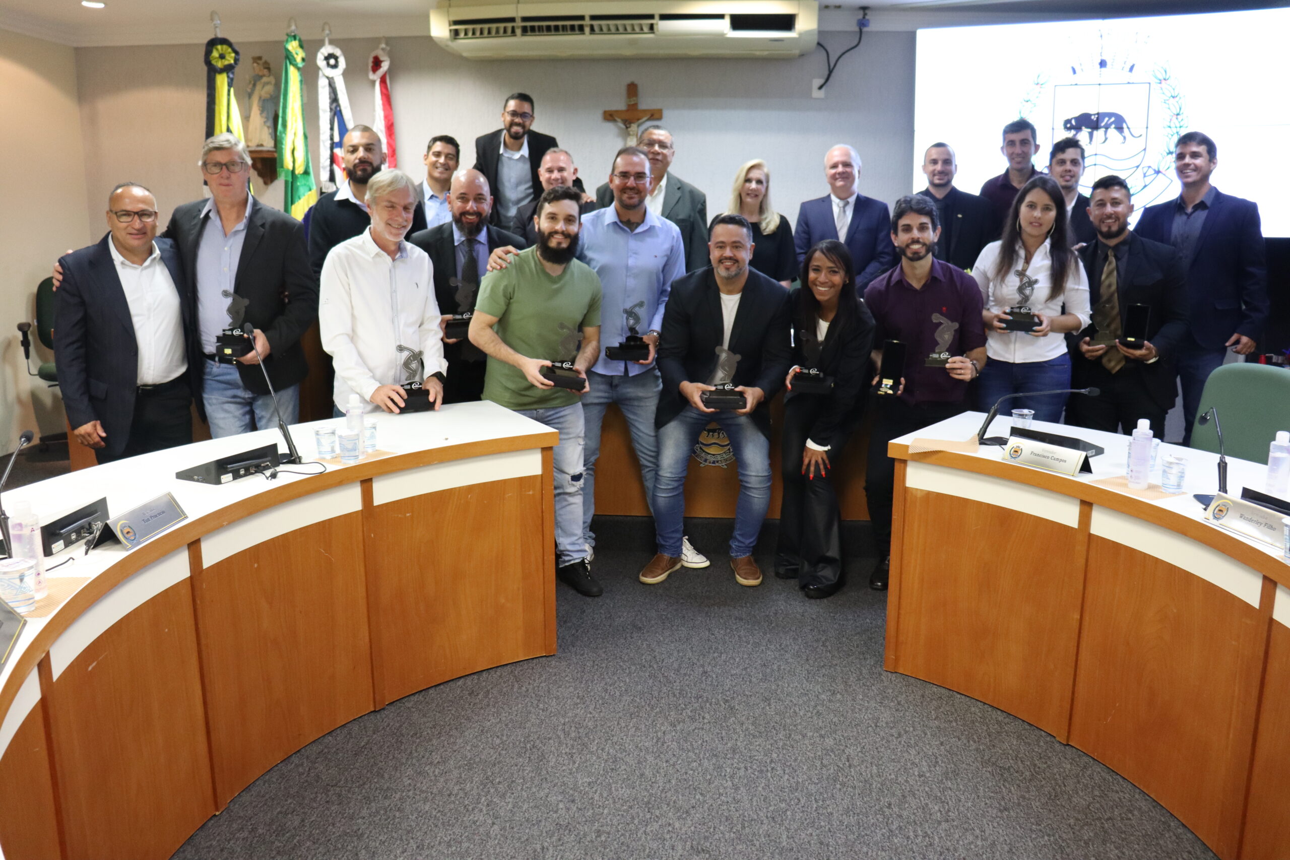 Muita emoção marcou a sessão solene em homenagem aos profissionais de Educação Física na Câmara Municipal de Jaguariúna