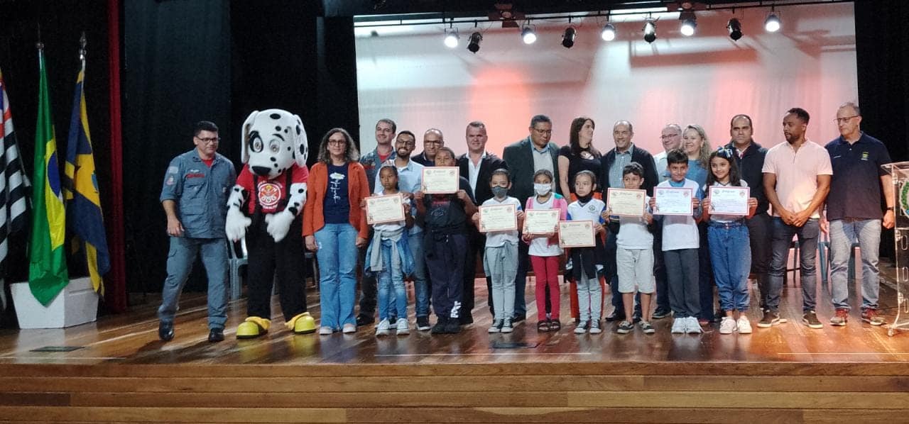 Vereadores prestigiam entrega de certificados do Projeto Bombeiro na Escola