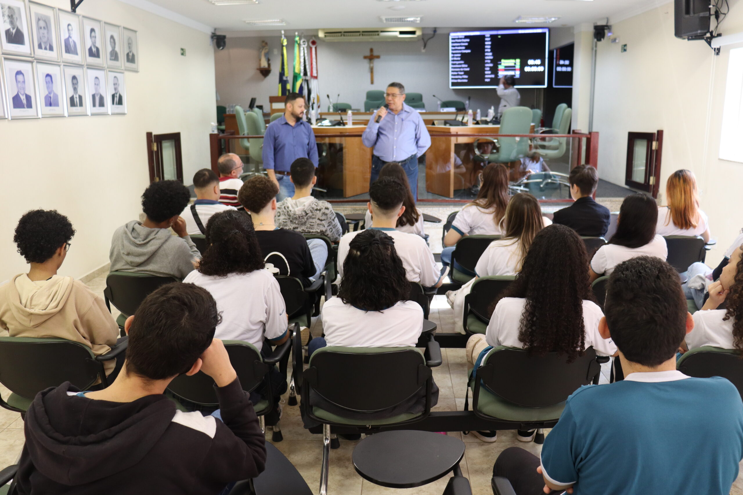 Alunos do ensino médio da escola Celso Henrique Tozzi visitam a Câmara Municipal