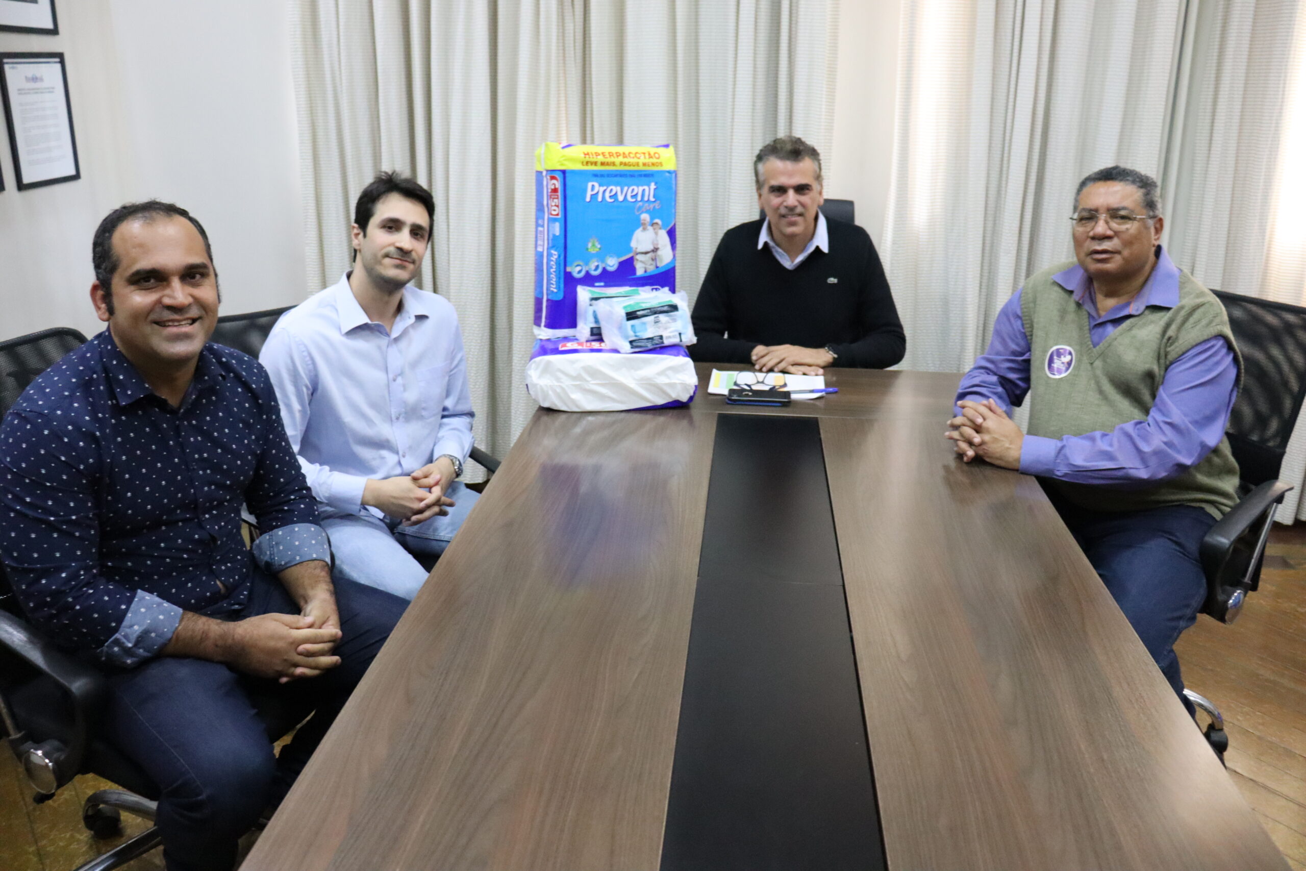 Câmara Municipal e prefeitura recebem doação de fraldas geriátricas e máscaras descartáveis da Jaguar Plásticos