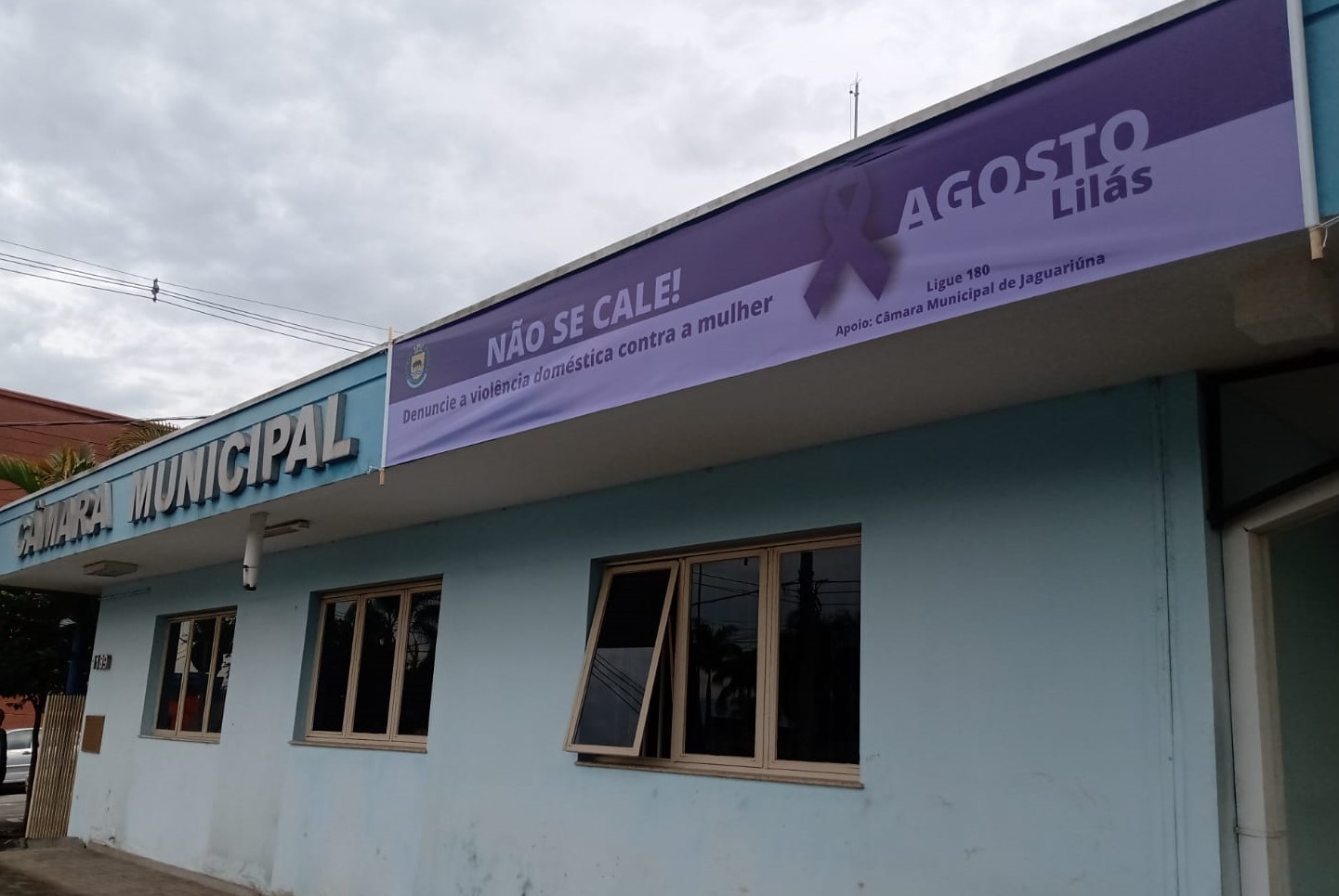 Câmara de Jaguariúna instala faixa de apoio à campanha Agosto Lilás, de combate a violência doméstica contra a mulher