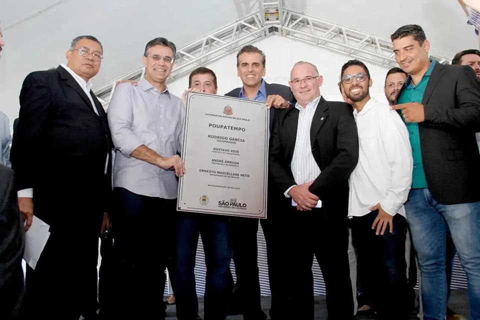 Vereadores acompanham descerramento da placa de inauguração do Poupatempo de Jaguariúna e anúncio de investimentos para a região