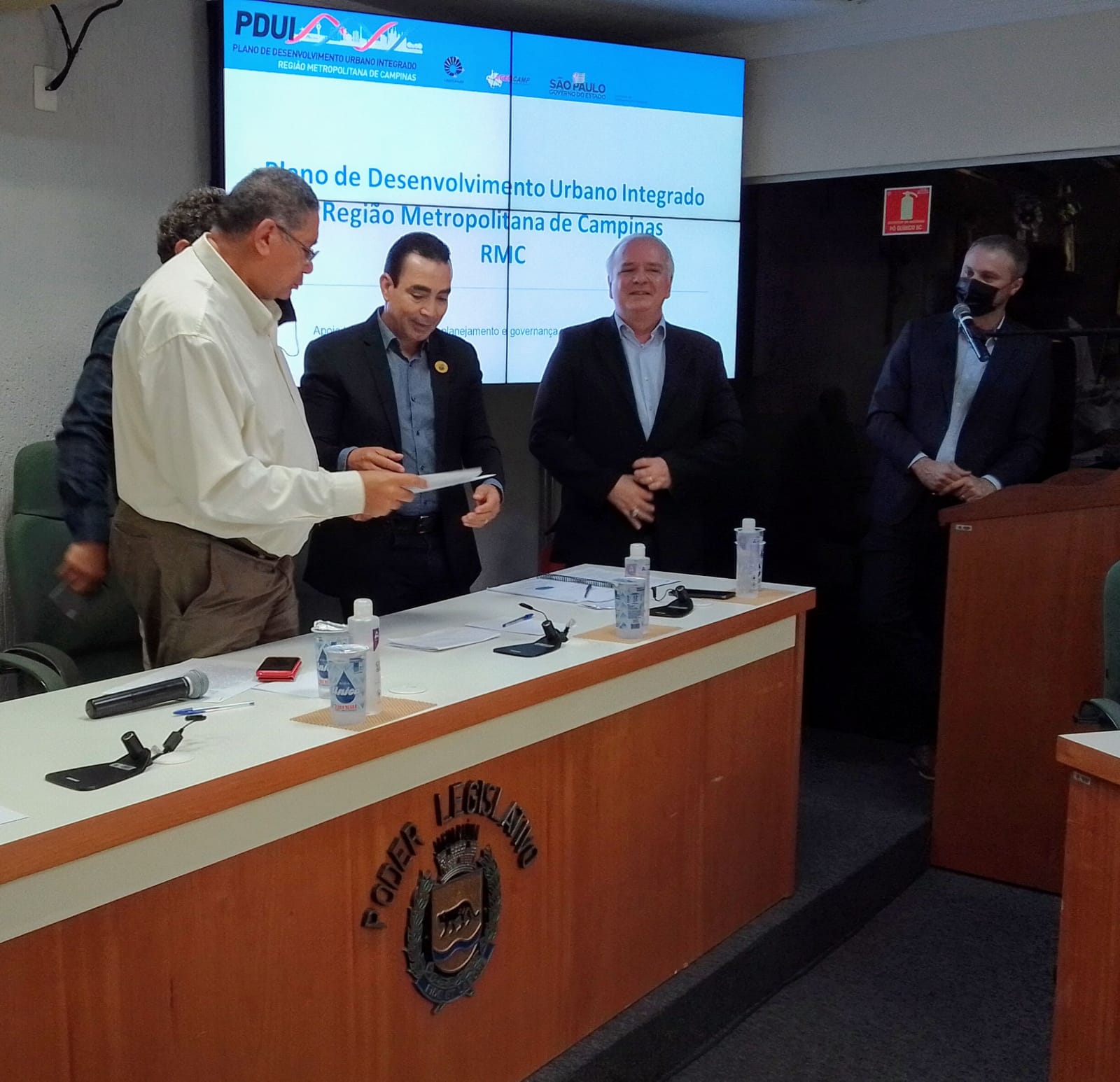 Vereadores Afonso Lopes da Silva, o Silva, e Dr. Júnior entregam ofício sobre a Cross Regional ao diretor executivo da Agemcamp