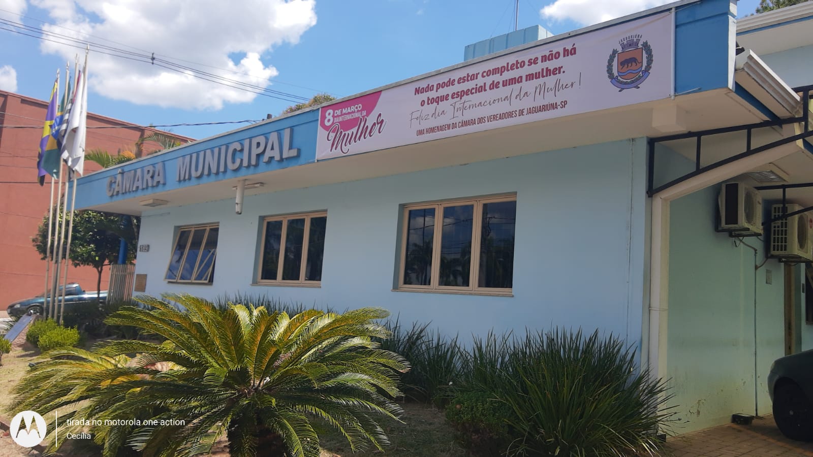 Câmara Municipal de Jaguariúna faz homenagem às mulheres com mensagem na fachada do prédio