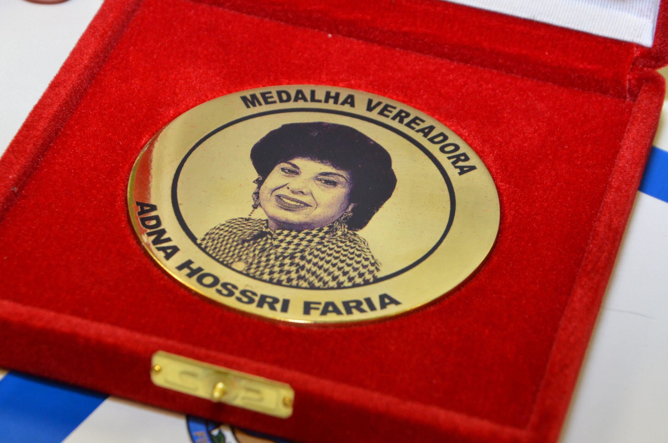 Entrega da "Medalha Vereadora Adna Hossri Faria" acontece nesta quarta-feira (27), no Teatro Dona Zenaide
