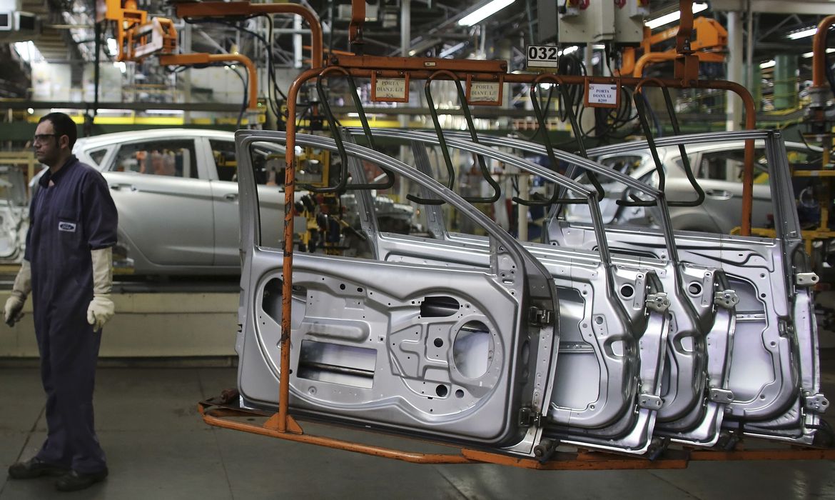 Produção industrial cai 2,4% de fevereiro para março