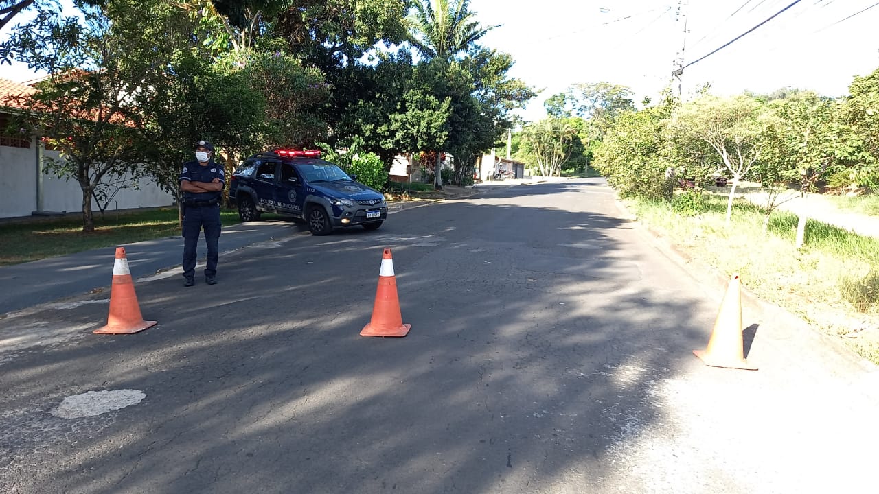 Polícia Municipal mantém barreiras e coíbe consumo de bebidas alcoólicas em áreas públicas no final de semana em Jaguariúna