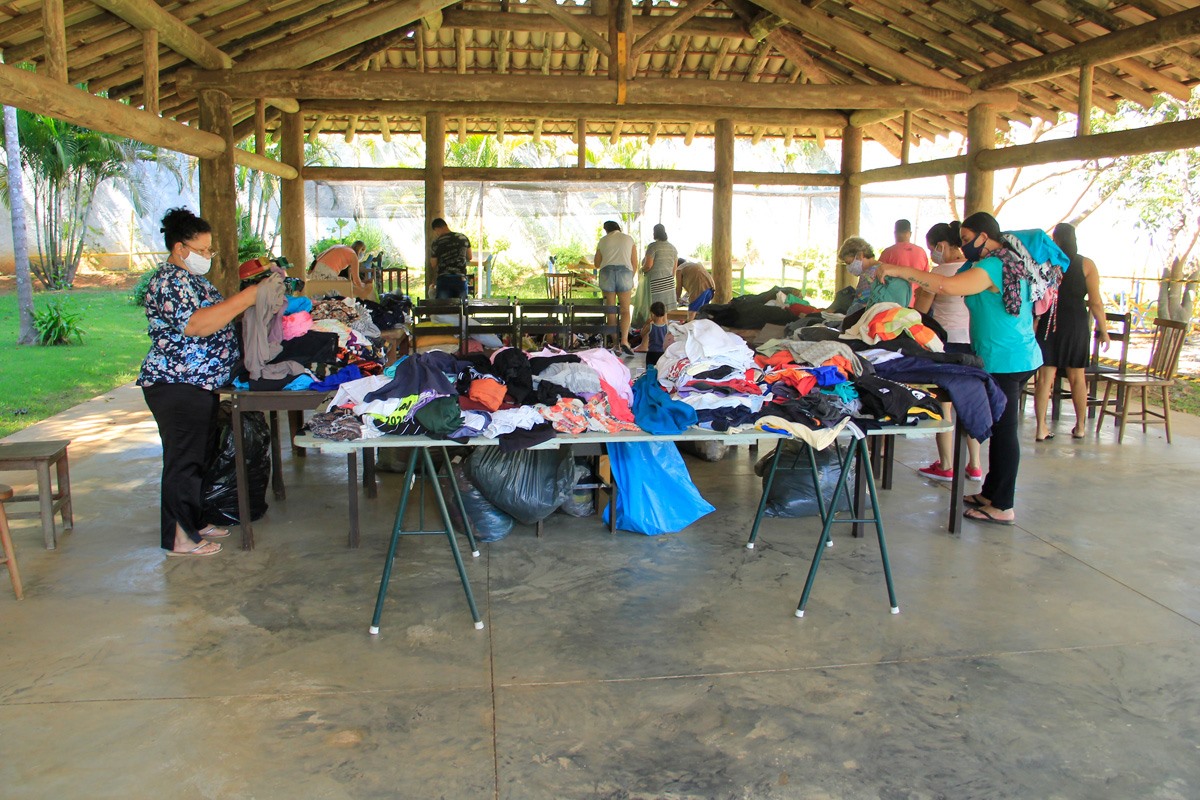 Ação do Fundo Social leva roupas e acessórios para famílias de Jaguariúna em situação de vulnerabilidade social