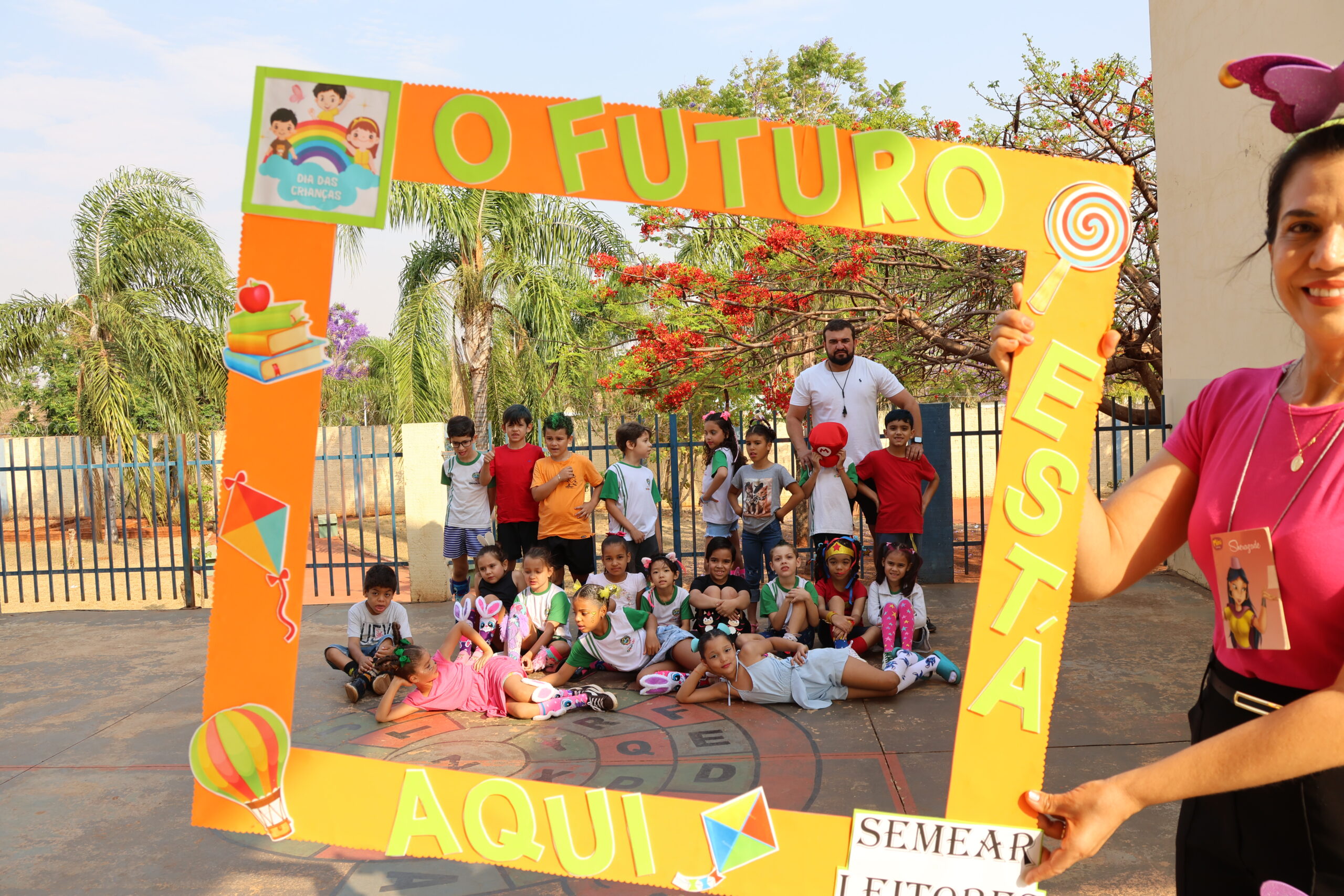 Trenzinho da Alegria leva diversão às crianças da rede municipal