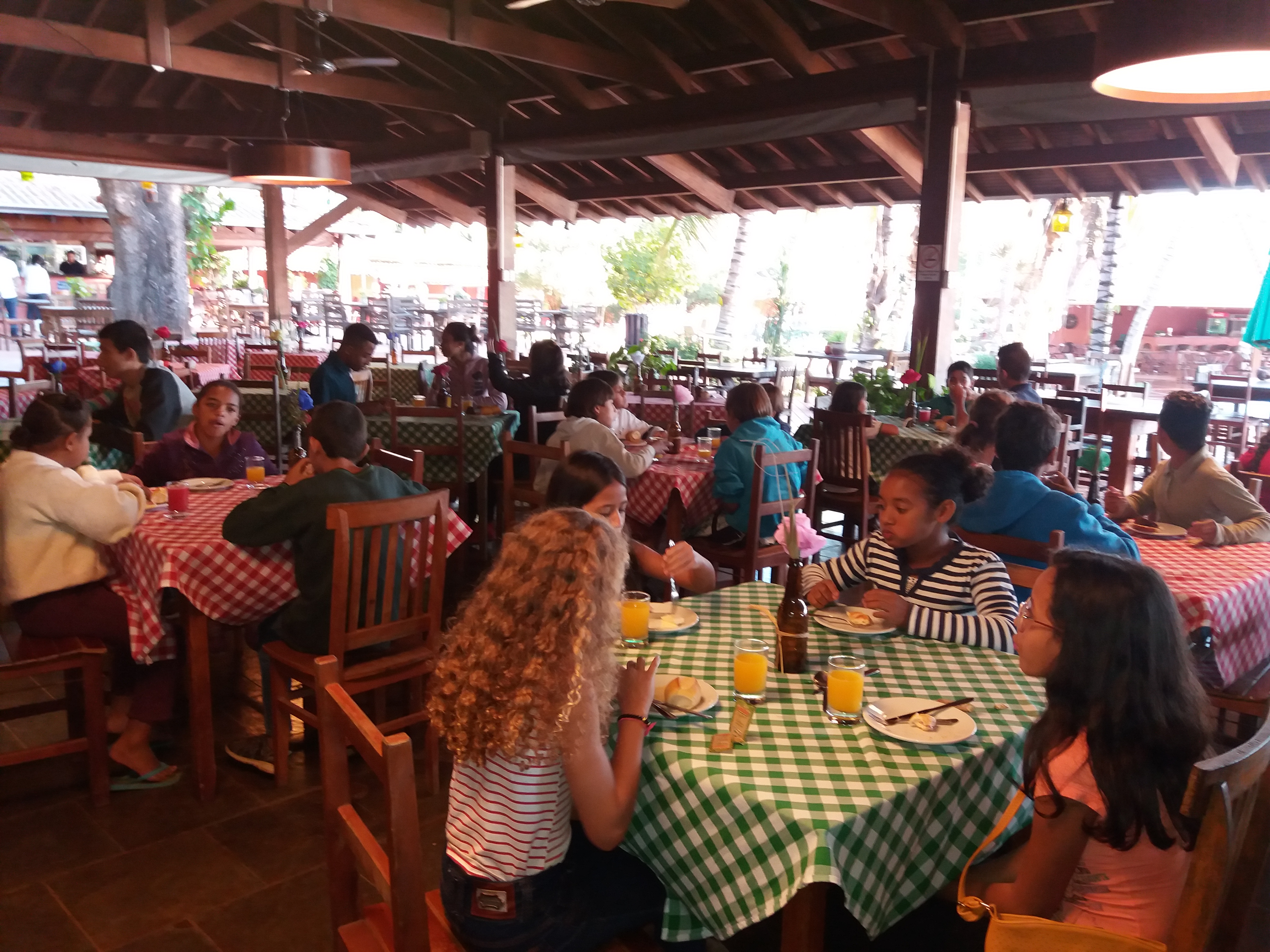 Assistência Social promove passeio interativo e leva crianças e adolescentes ao Hotel Fazenda Foz do Marinheiro