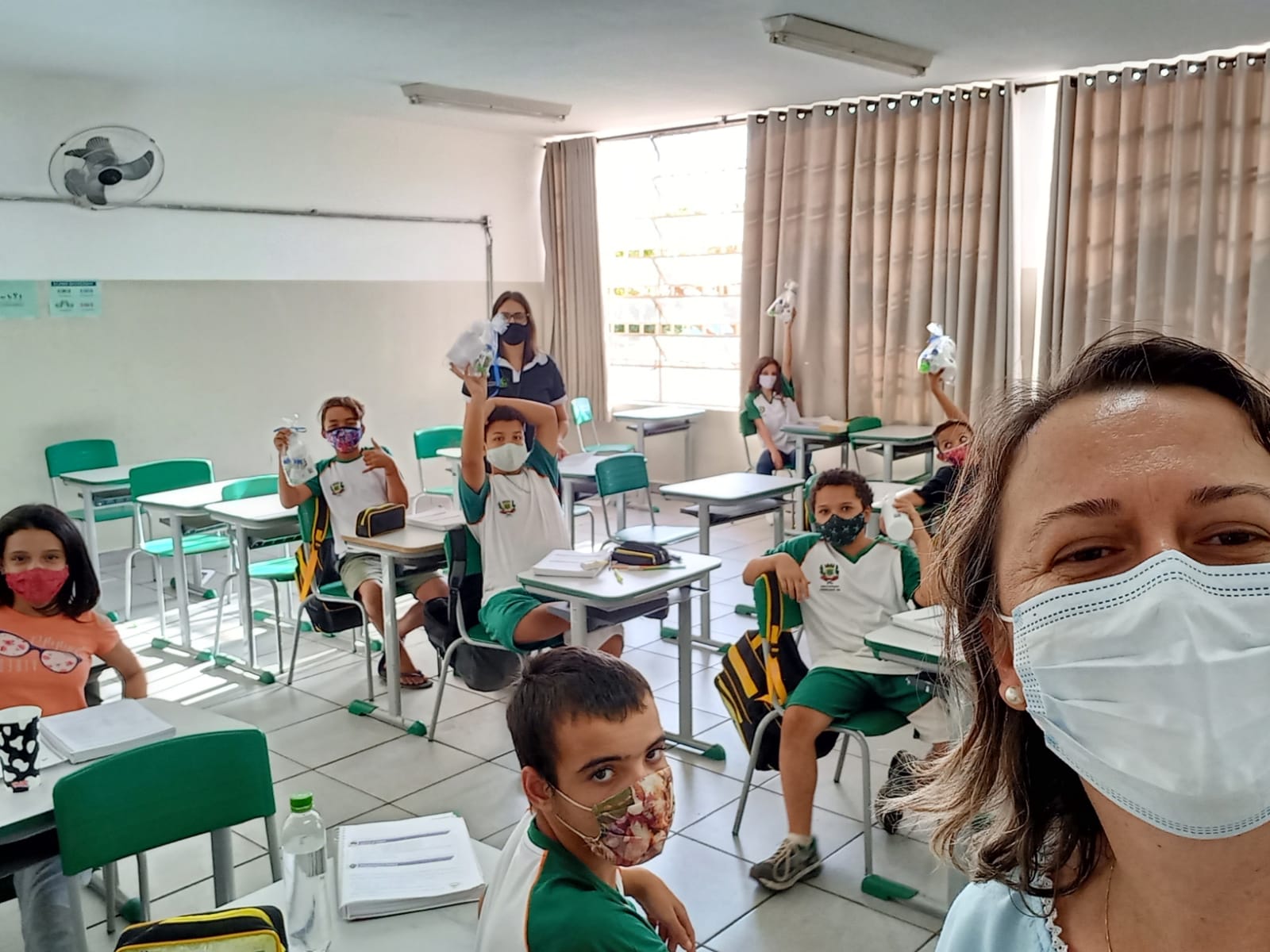 ENTREGA DOS KITS DE HIGIENE PARA OS ALUNOS