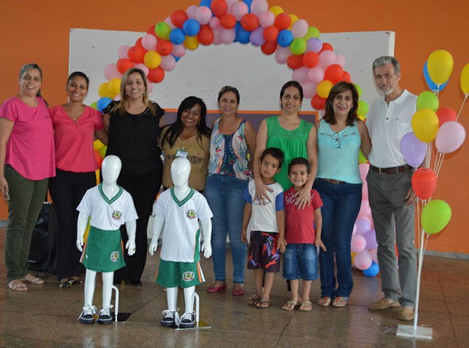 Prefeitura faz entrega de uniformes escolares.