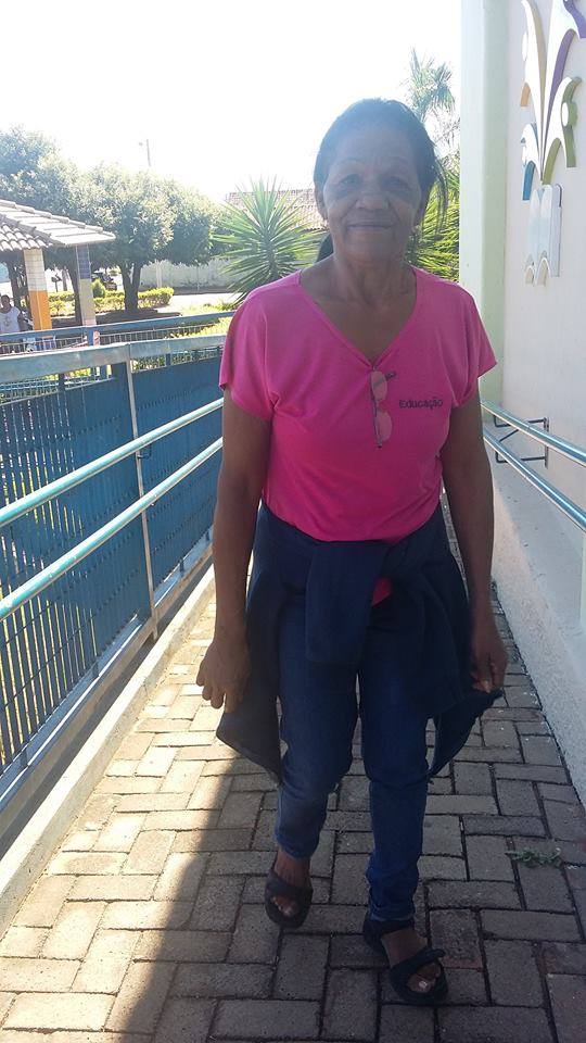 HOMENAGEM DA ESCOLA MUNICIPAL RUY MALACHIAS FERREIRA Á "TIA" MARIA HELENA.